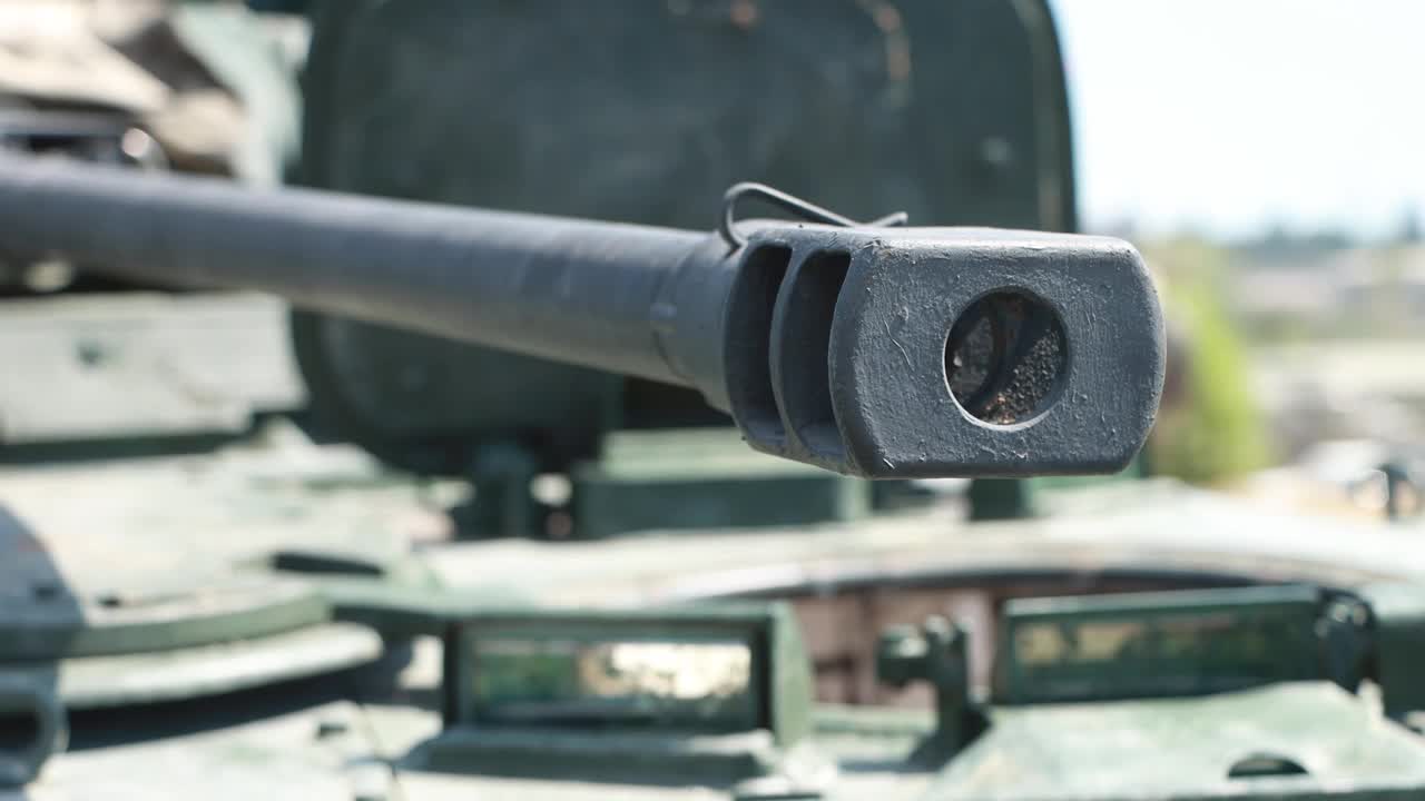 装甲运兵车的炮口。视频素材