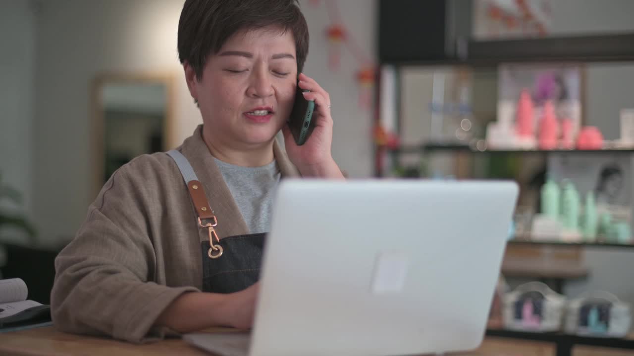 淘金运动亚洲华人美发沙龙女商人接到客户预约电话视频下载