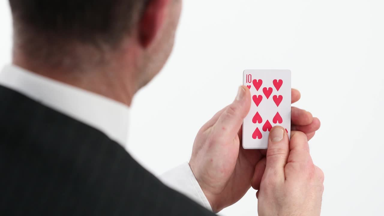 重点与扑克玩家的手，皇家同花顺-特写，皇家同花顺在手视频下载