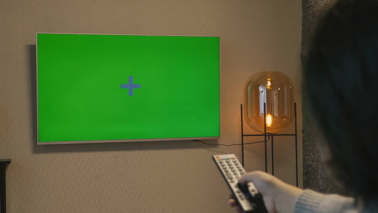 亚洲妇女看绿色色度键屏幕在家里视频素材
