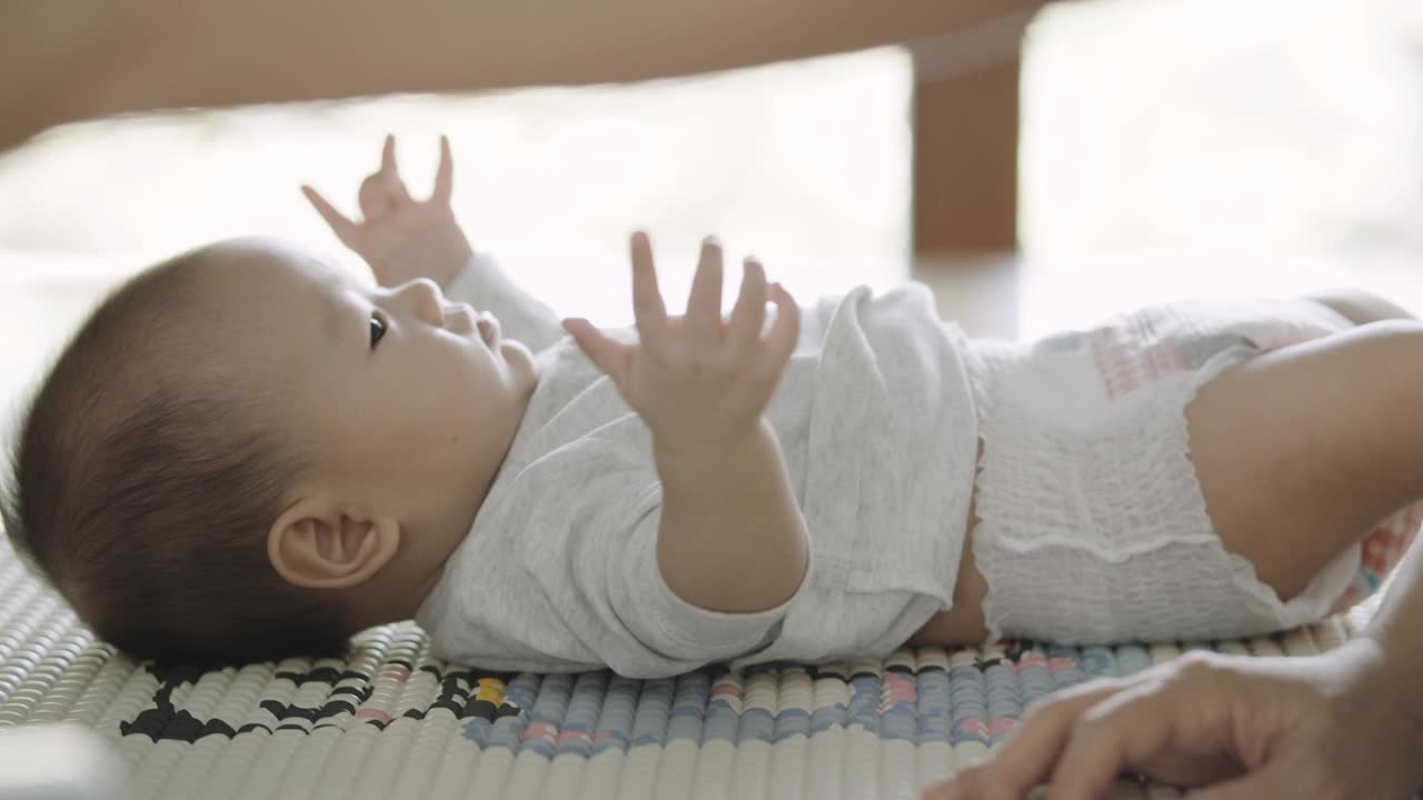 亚洲母亲打扮她的男婴视频下载