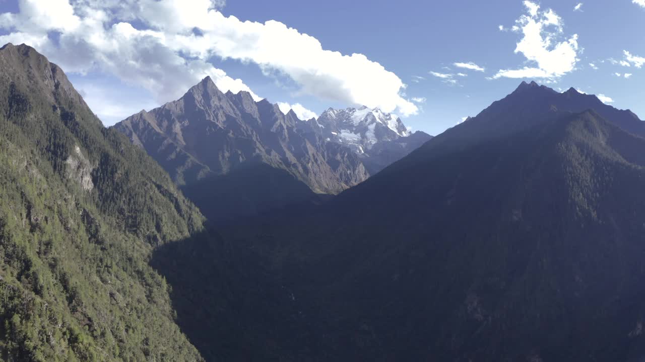 航拍中国西藏的自然风光视频视频素材