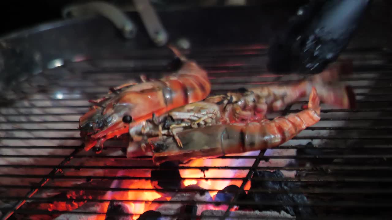 特写烤虾(巨型淡水虾)在午夜烧烤视频素材
