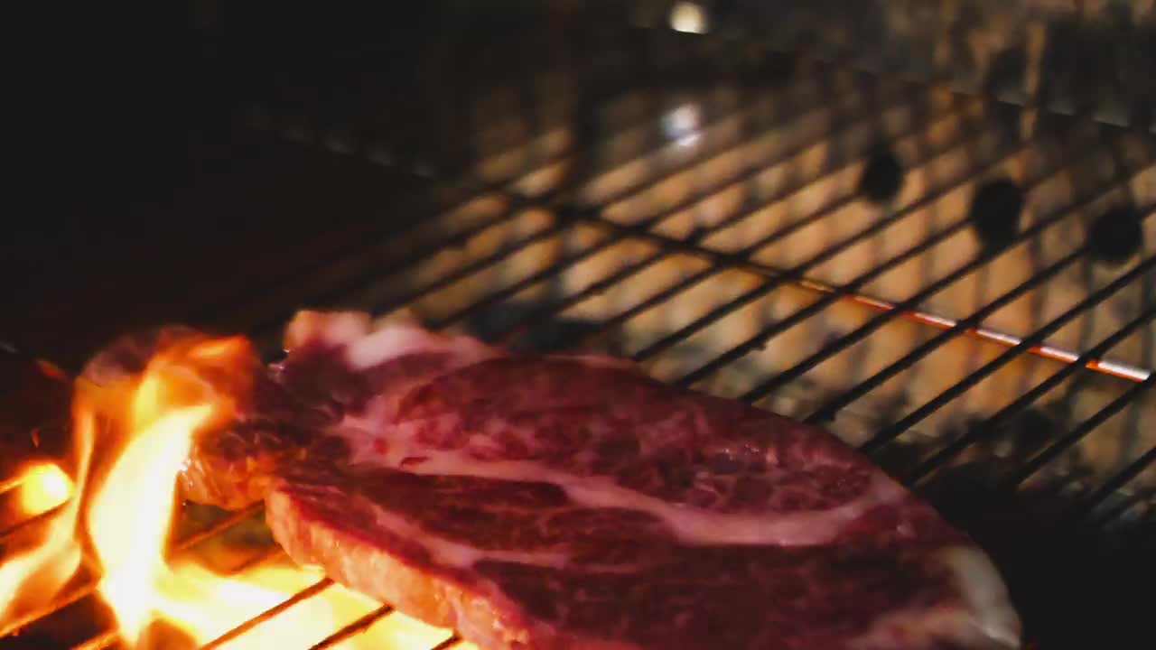 午夜烤架上的烤肉视频素材