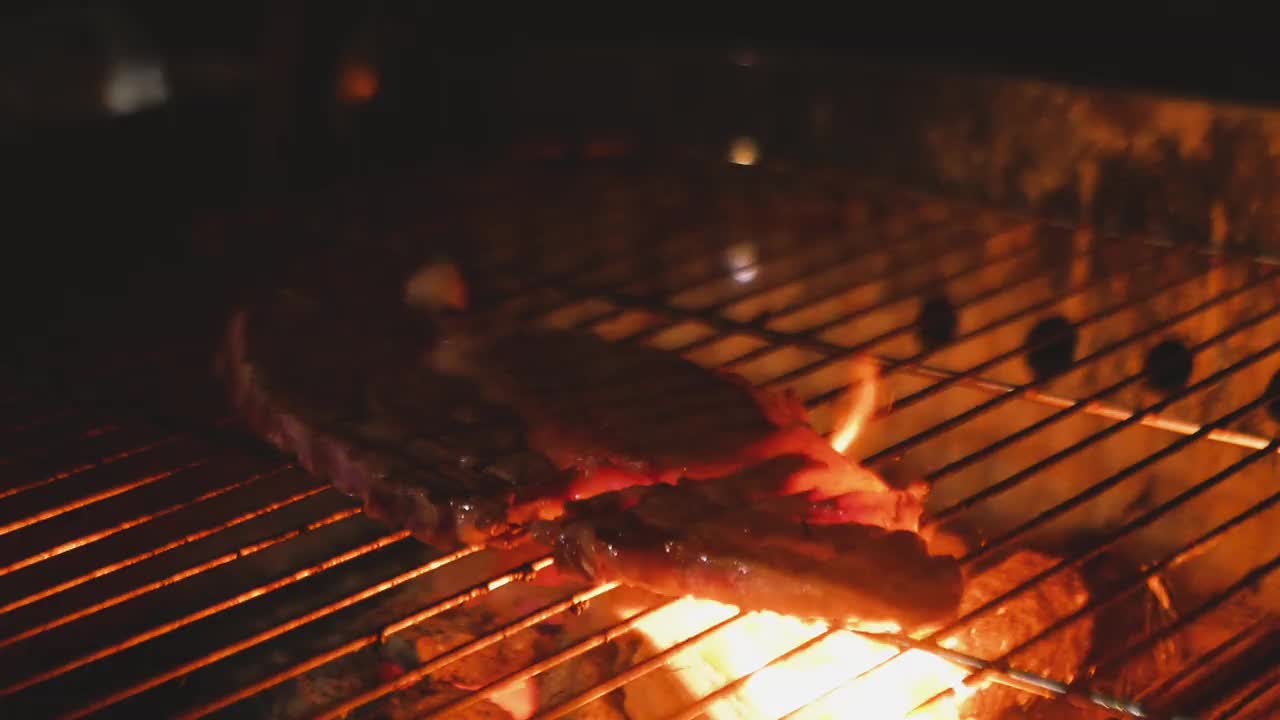午夜烤架上的烤肉视频下载
