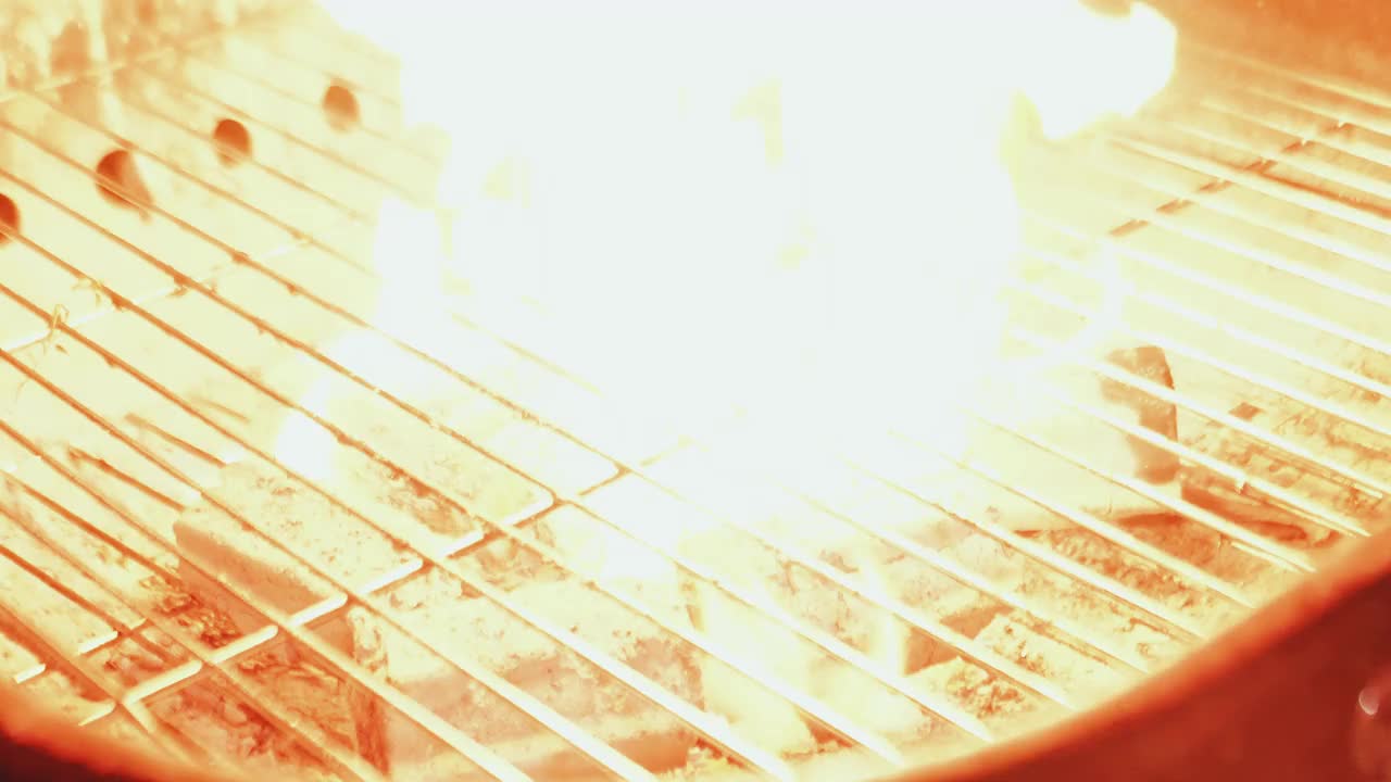 午夜烤架上的烤肉视频素材