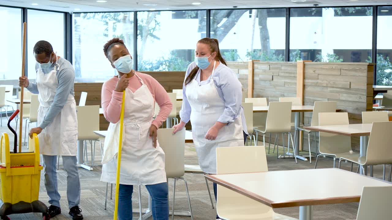 食堂工作人员打扫卫生，交谈，戴上口罩视频素材