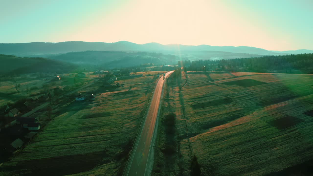 俯视图高速公路与开车的山景视频素材