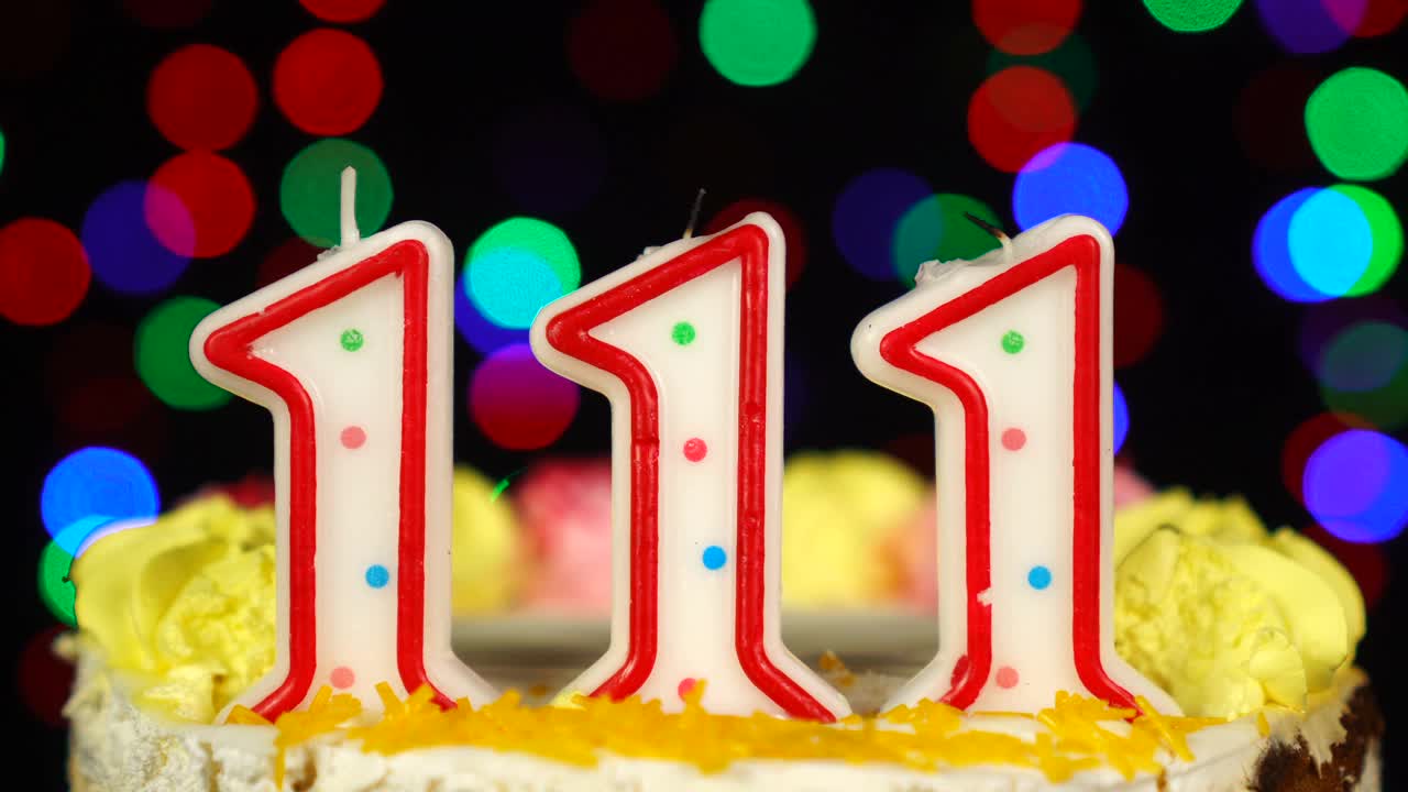 111号生日蛋糕，上面有燃烧的蜡烛。视频下载