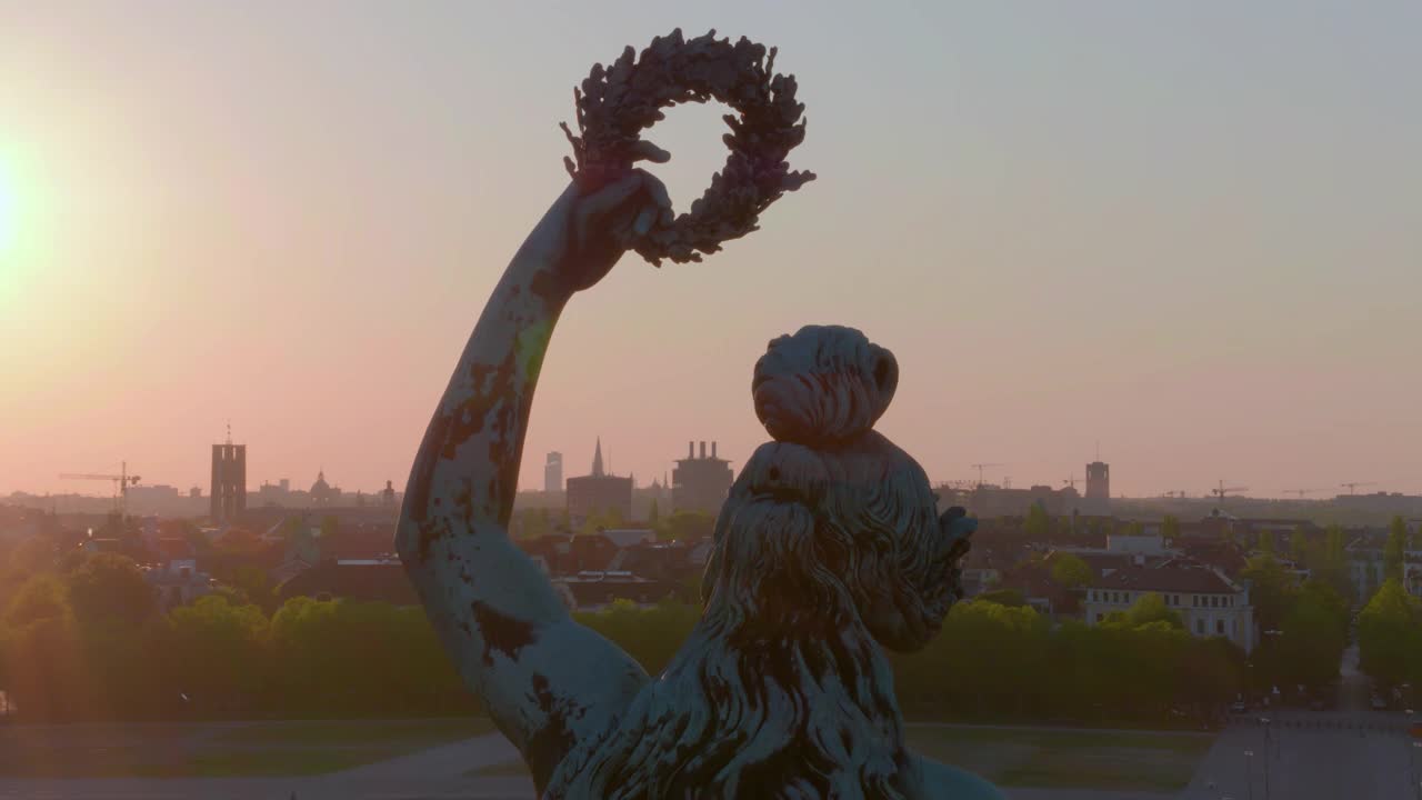 近距离飞行后的巴伐利亚雕像与强大的透镜光晕通过月桂花环视频下载