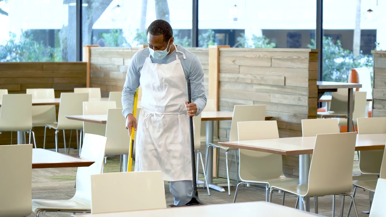 食堂工作人员扫地，戴口罩视频下载
