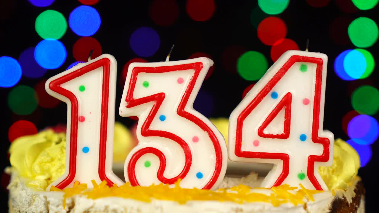134号生日蛋糕，上面有燃烧的蜡烛。视频下载
