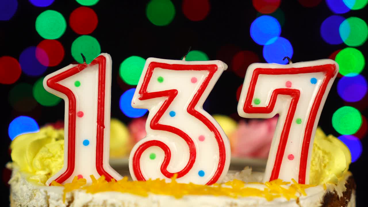 137号生日蛋糕上面有燃烧的蜡烛。视频素材
