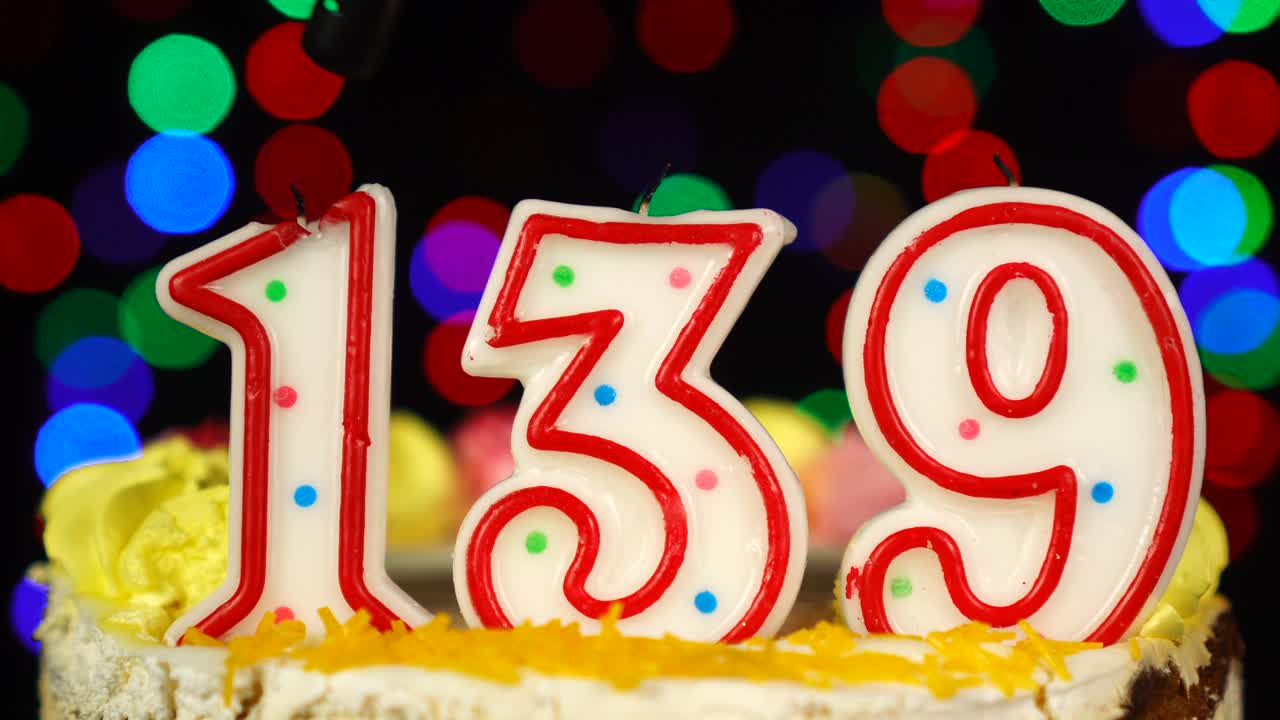 139号生日蛋糕上面有燃烧的蜡烛。视频素材