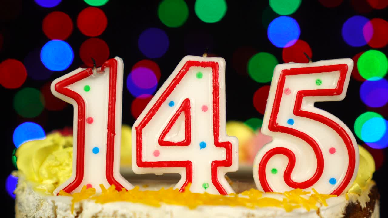 145号生日蛋糕上面有燃烧的蜡烛。视频下载