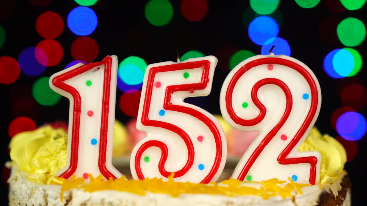 152号生日蛋糕上面有燃烧的蜡烛。视频下载