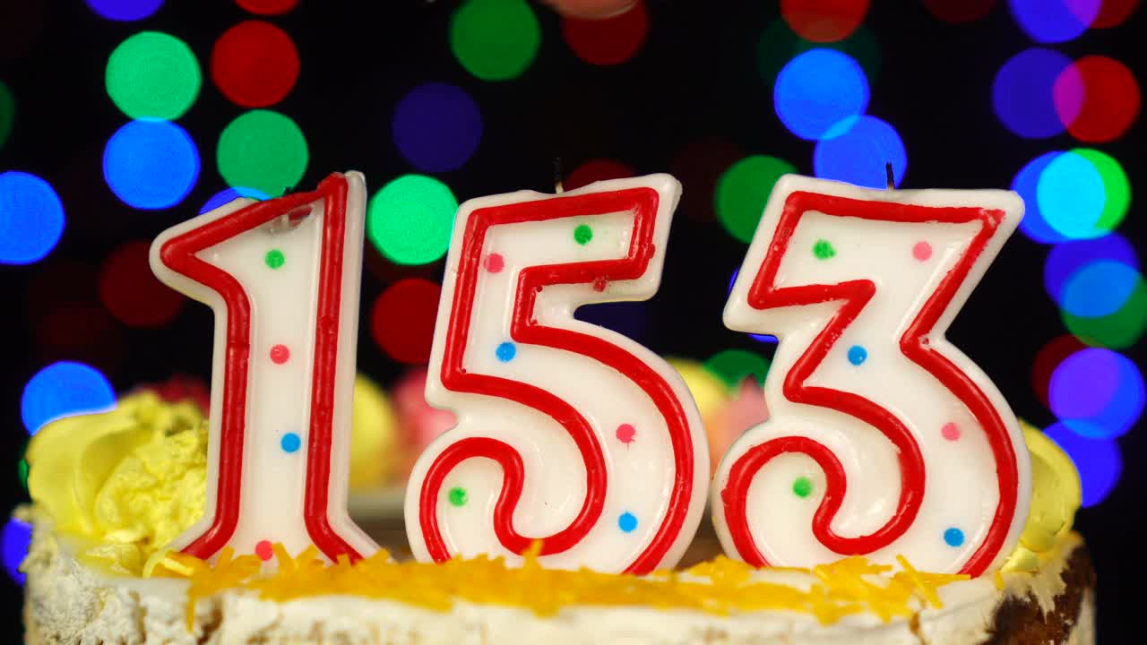 153号生日蛋糕上面有燃烧的蜡烛。视频下载