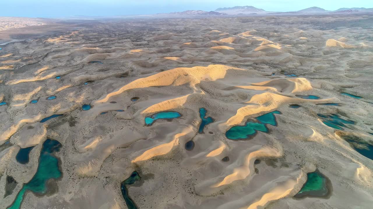 沙漠里的湖泊色彩鲜艳，就像镶嵌着宝石视频下载