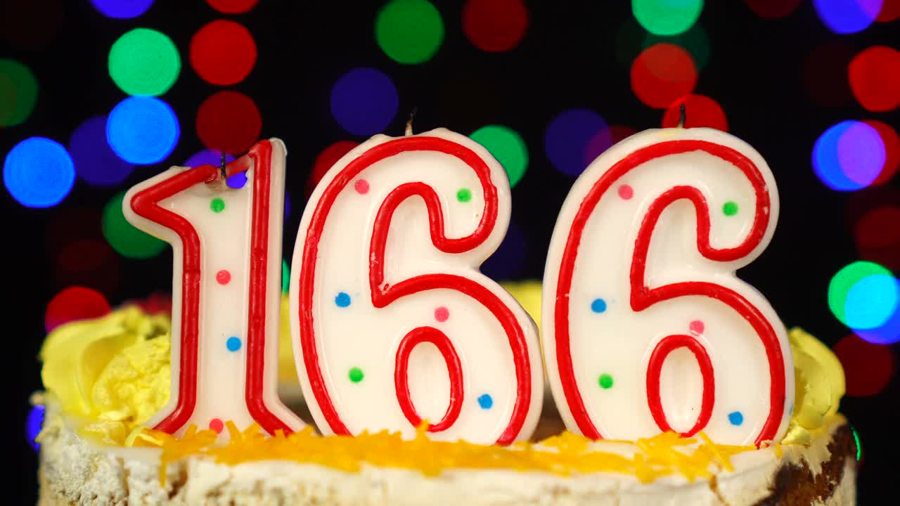 166号生日蛋糕，上面有燃烧的蜡烛。视频素材