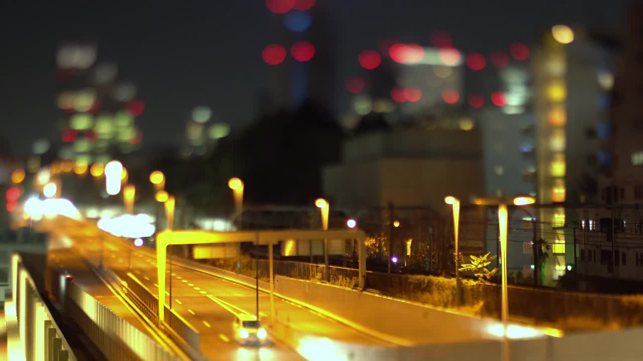 城市天际线在一个大城市的傍晚交通(倾斜)视频下载