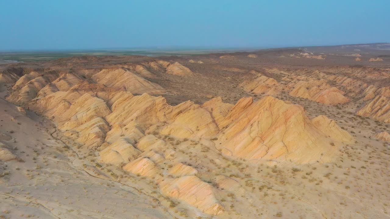 沙漠中的雅丹地貌就像火一样视频素材