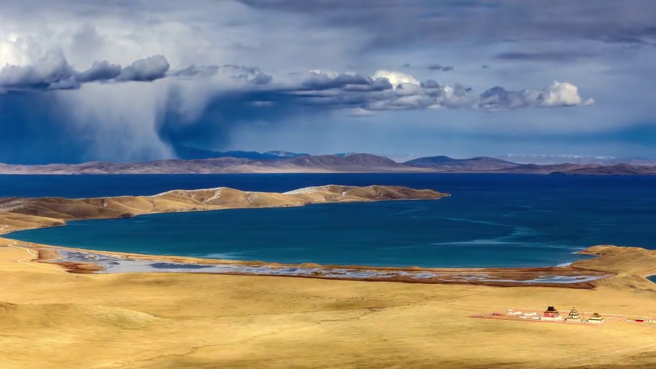 巨大的积雨云出现在湖的远处视频素材