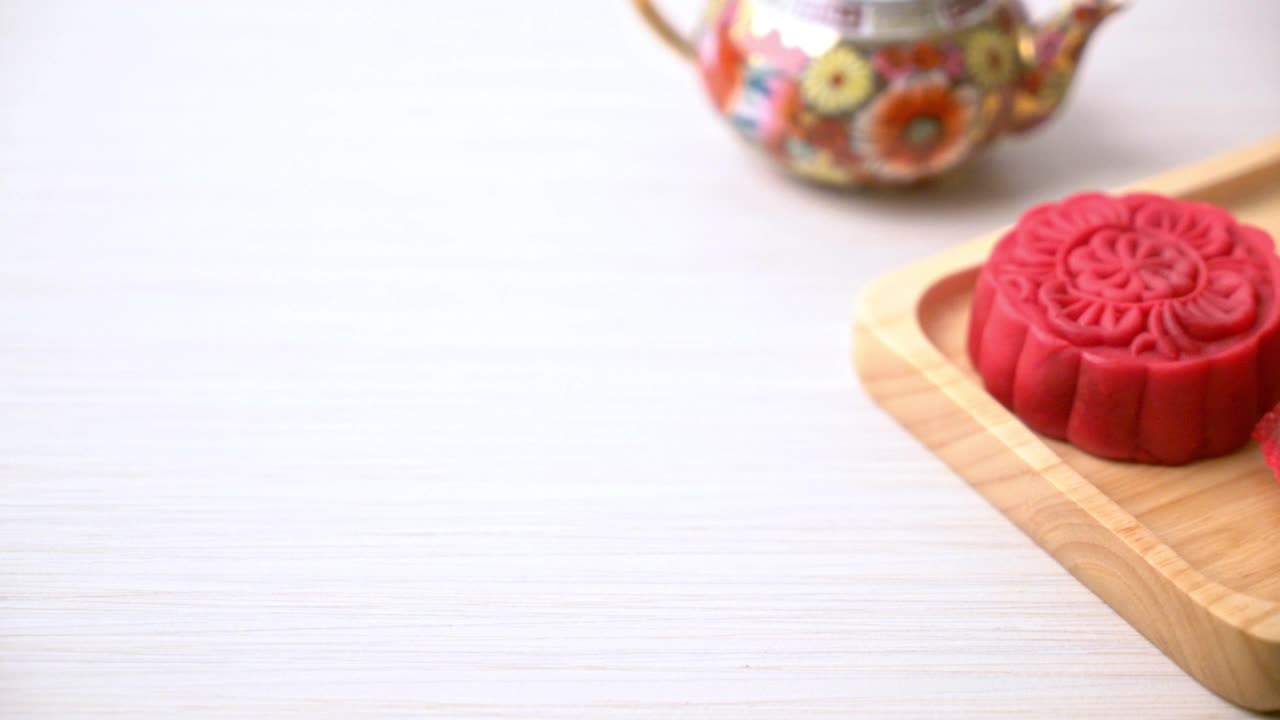 中国的草莓红豆月饼木版视频素材