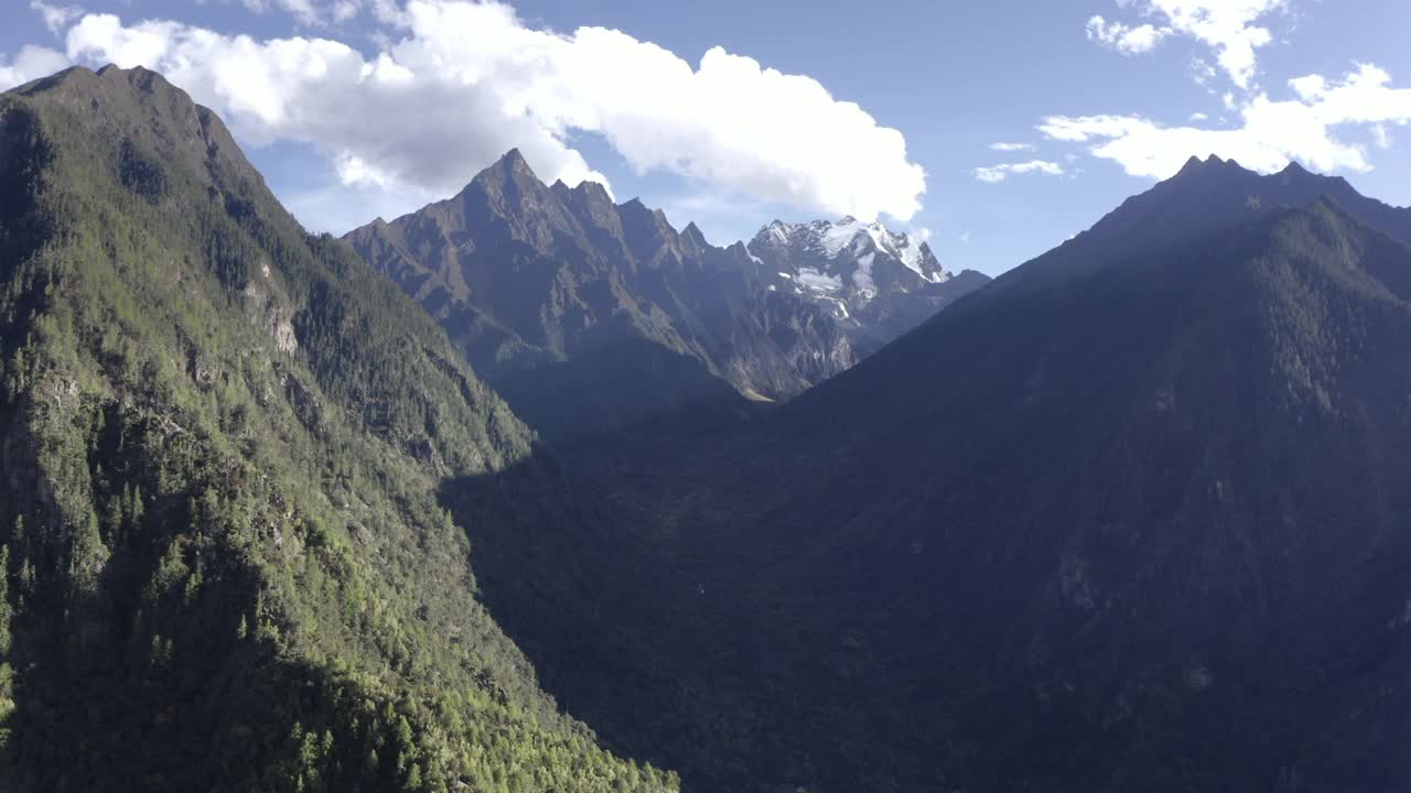航拍中国西藏的自然风光视频视频素材