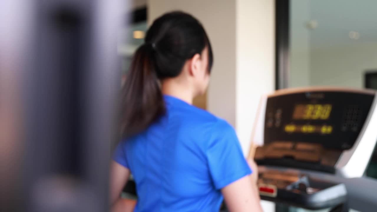 亚洲女人在椭圆机交叉训练器上锻炼视频下载
