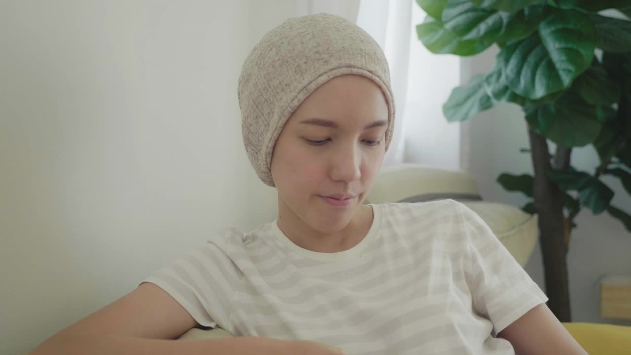 癌症患者喝茶的快乐女人。视频下载