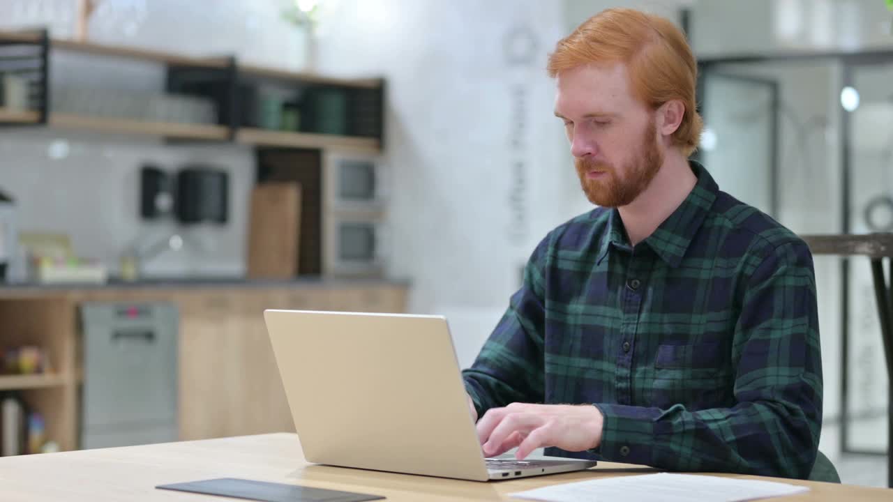 胡须红发男在笔记本电脑上在线视频聊天视频素材