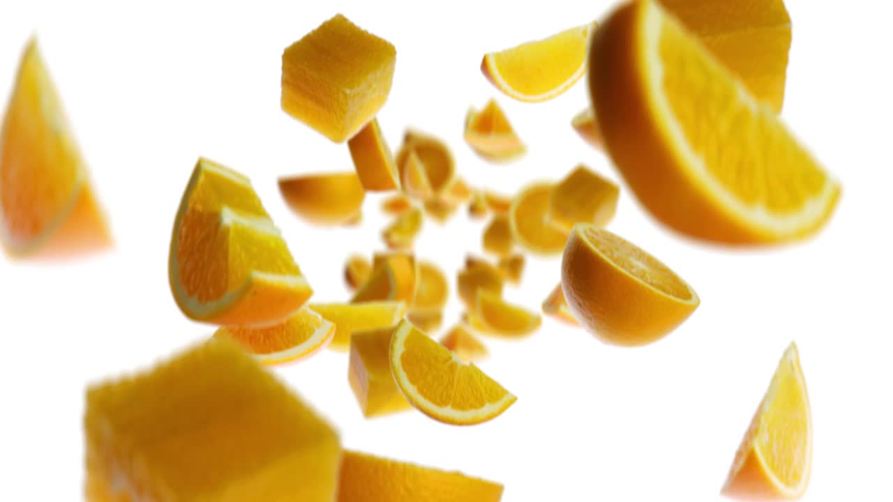 飞行切片的橙子旋转和相机向前移动，飞行水果视频与阿尔法通道视频素材
