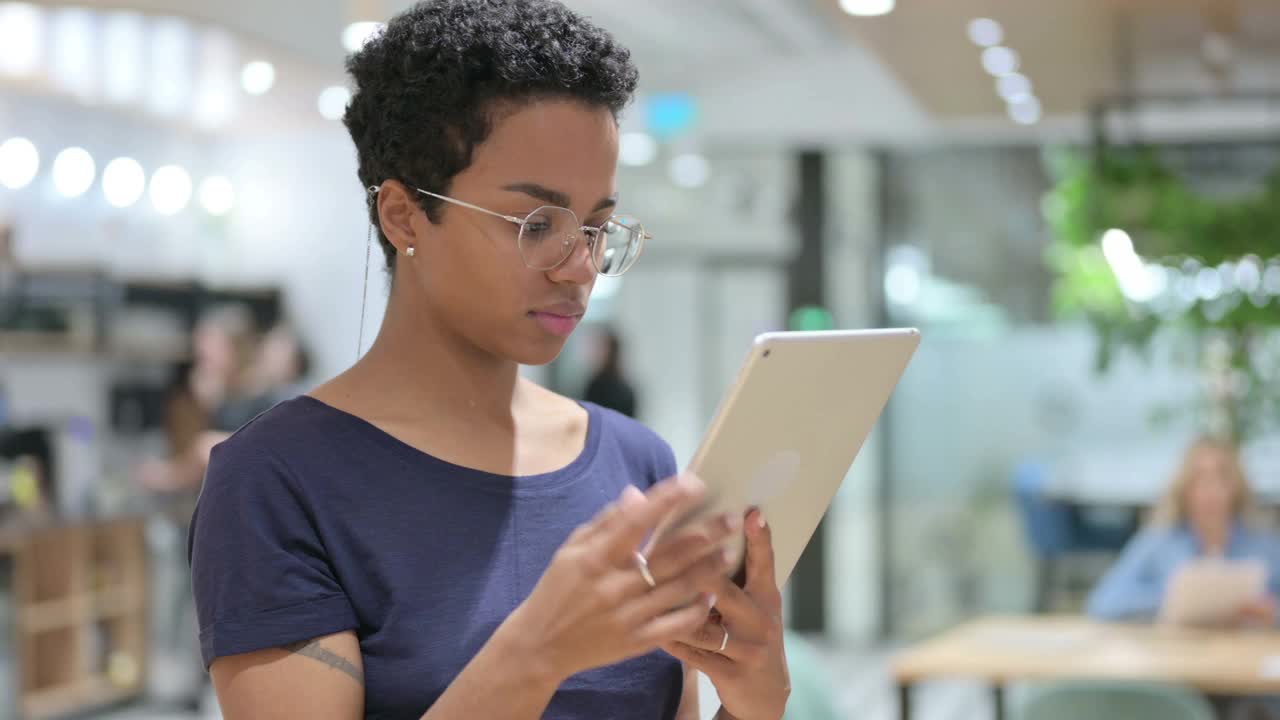 非洲女性在平板电脑上的损失视频素材