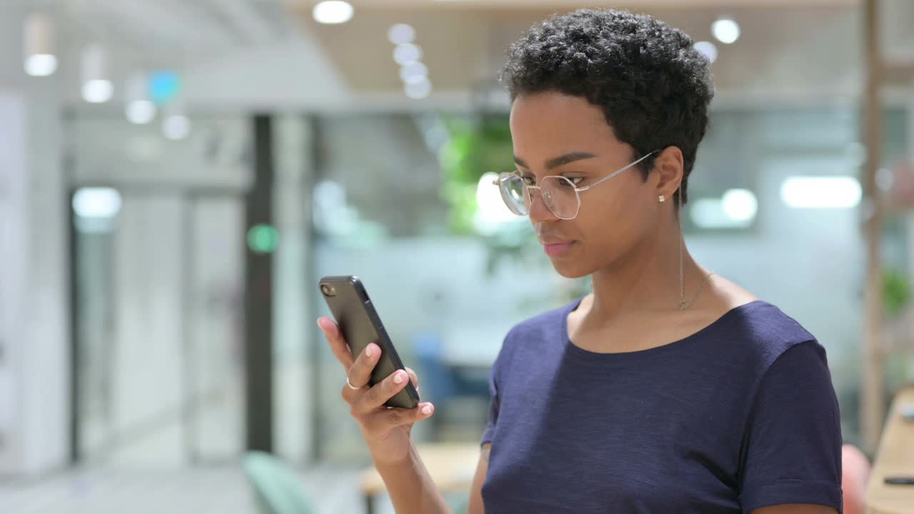 非洲女性在智能手机上聊天的照片视频素材