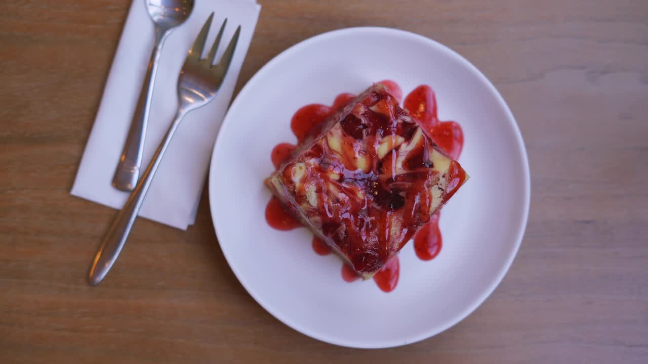 白盘子上的草莓芝士蛋糕视频下载