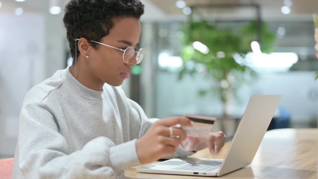 在线支付成功的笔记本电脑由Casual African Woman视频素材