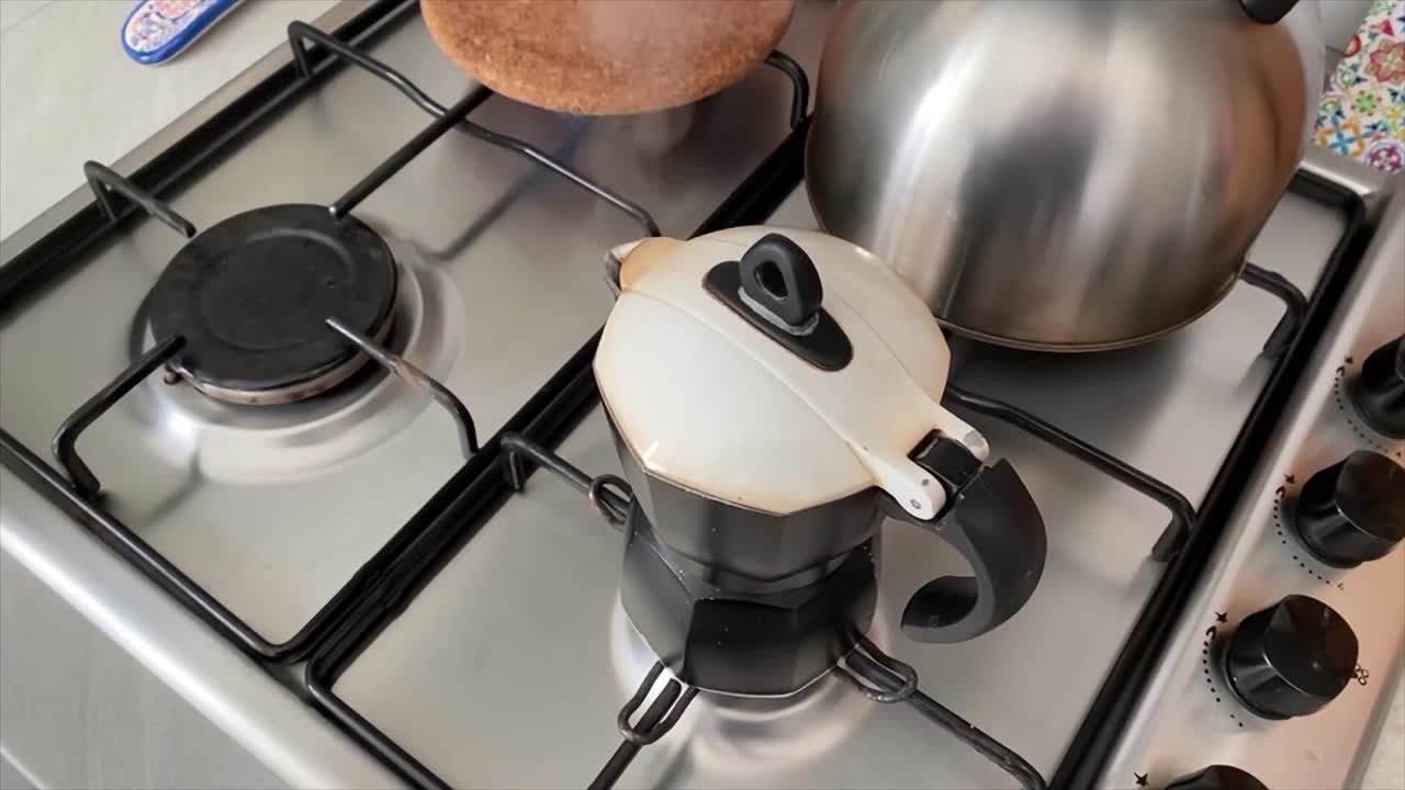 在家庭厨房里，热蒸汽从咖啡壶里冒出来视频下载