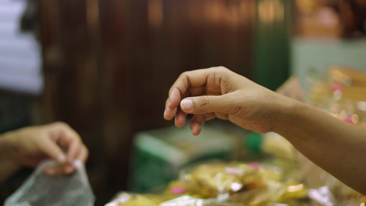 一个女人在街头食品市场买食物视频下载