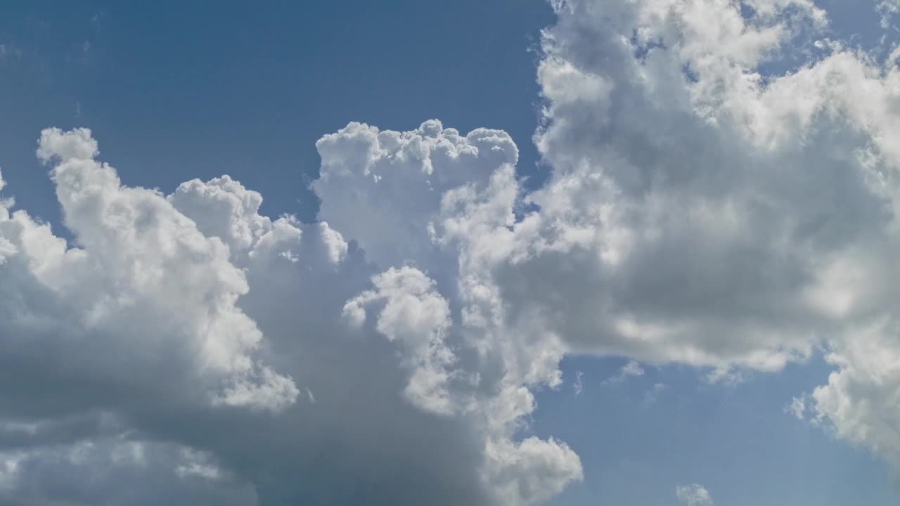 天气主题:下午晚些时候天空中云层演变的热带气候时间流逝视频下载
