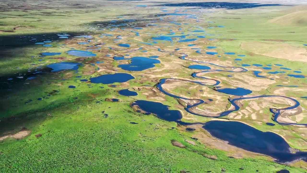 草原湿地遍布着众多的湖泊视频购买