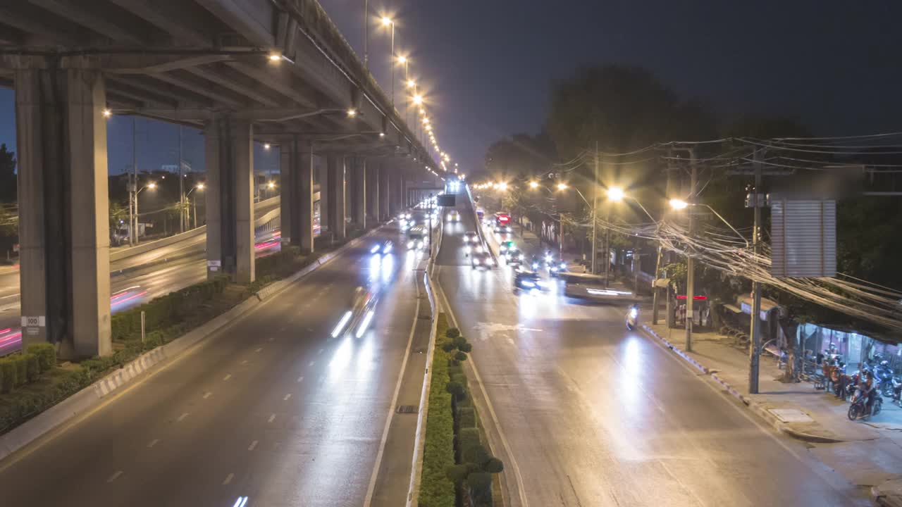 4K分辨率延时拍摄曼谷，泰国首都曼谷晚上拥挤的交通堵塞，交通灯在泰国高速公路上的条纹。视频素材