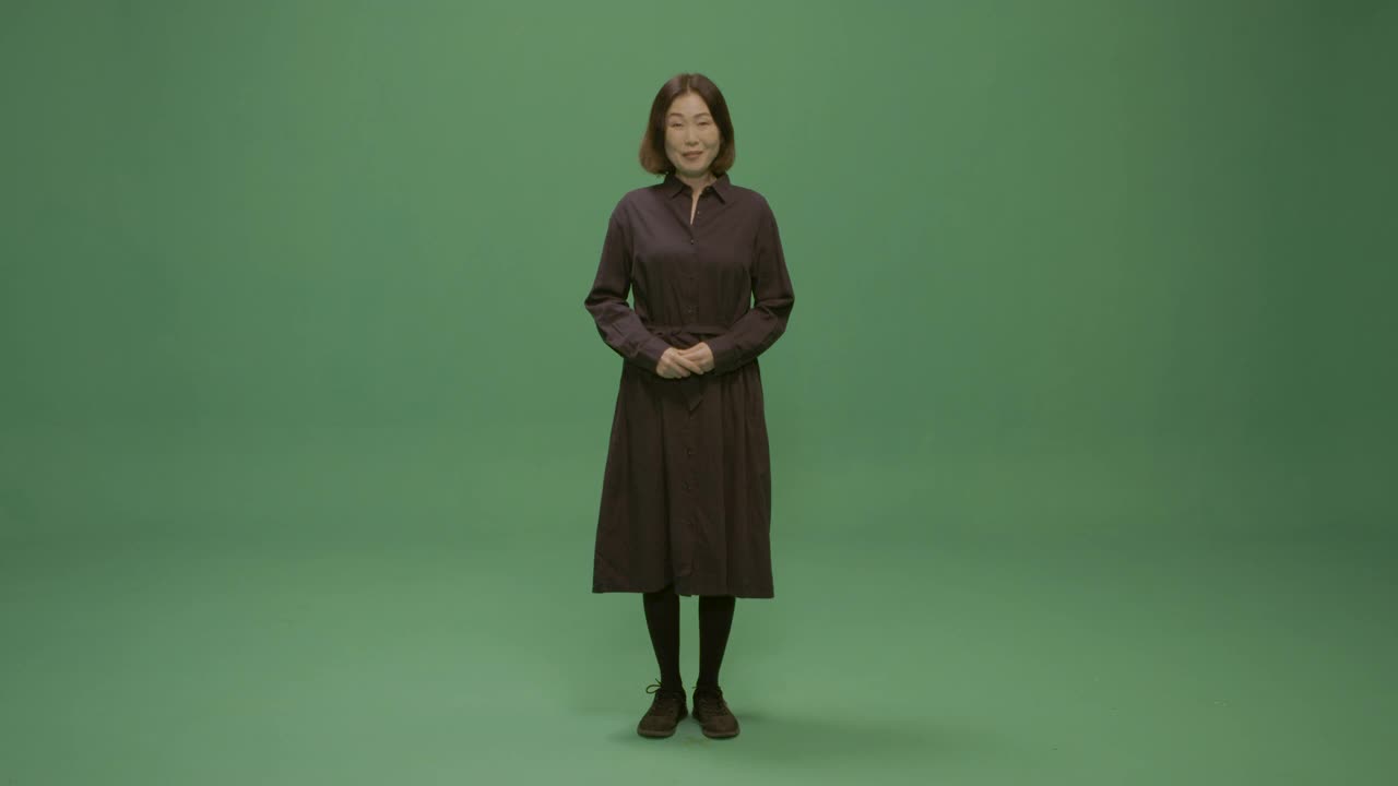 演播室，慢镜头，绿色屏幕，一个微笑的日本妇女正在做讲座，英国伦敦视频下载