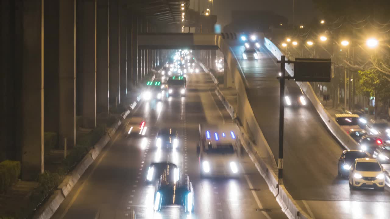 4K分辨率延时拍摄曼谷，泰国首都曼谷晚上拥挤的交通堵塞，交通灯在泰国高速公路上的条纹。视频素材