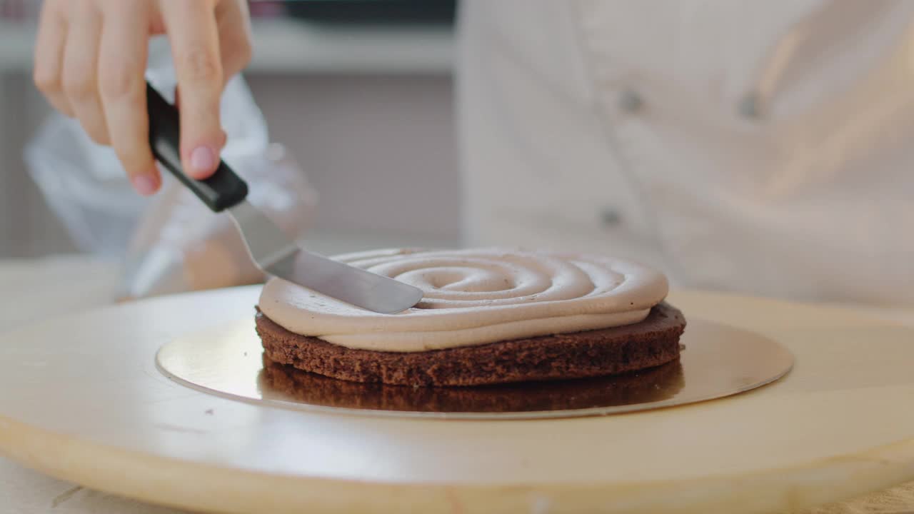 制作蛋糕，涂奶油，家庭烹饪。视频下载