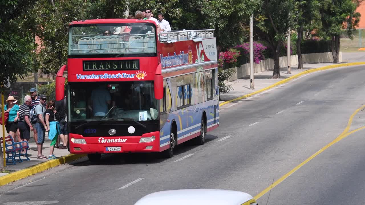 古巴巴拉德罗的双层旅游巴士视频下载