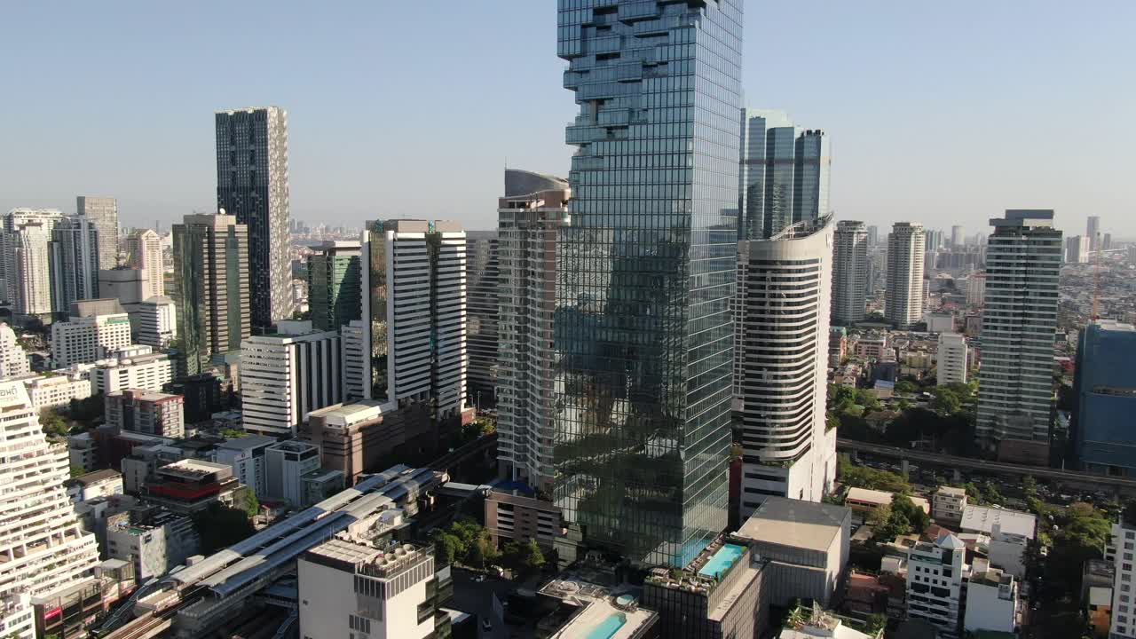 曼谷市中心Silom, Bang Rak和King power Mahanakhon/ aerial视频下载