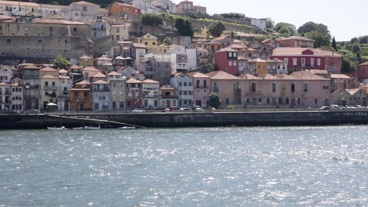 葡萄牙波尔图杜埃罗河下游的一艘内河船视频下载