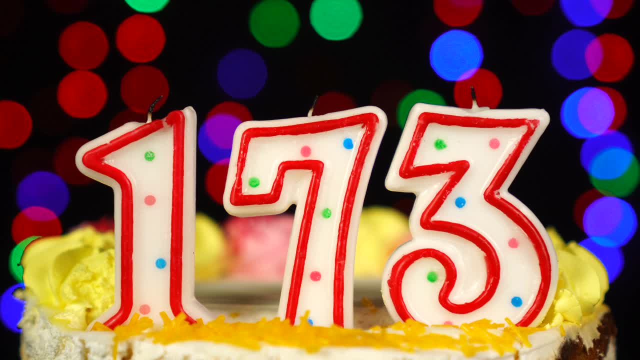 第173号生日蛋糕，上面有燃烧的蜡烛。视频素材