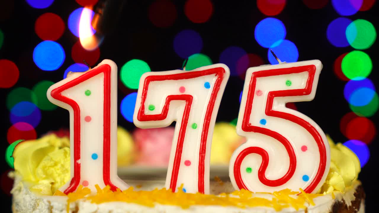 175号生日蛋糕，上面有燃烧的蜡烛。视频下载