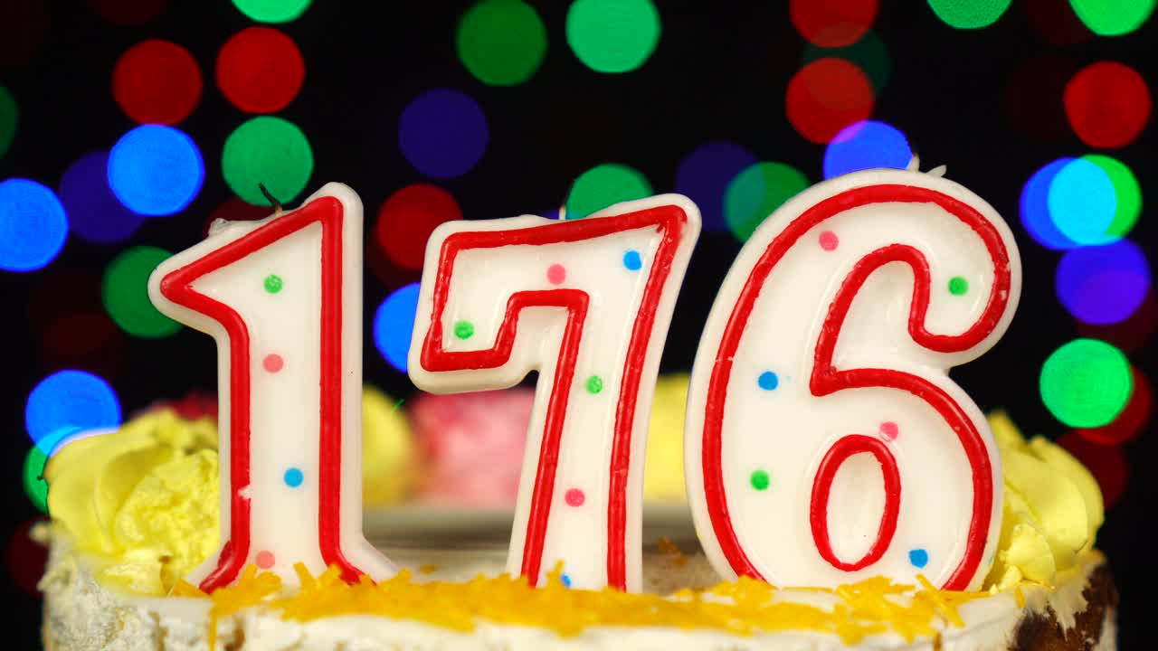 176号生日蛋糕上面有燃烧的蜡烛。视频素材